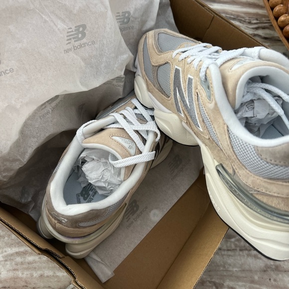 New Balance 9060 new in box - light sand - Picture 3 of 4